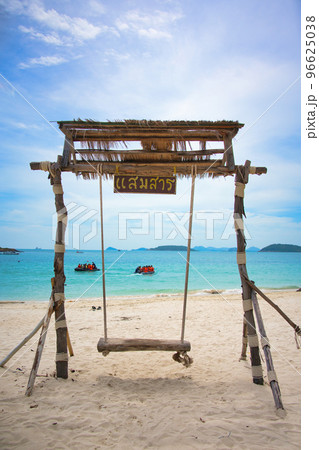 南国の透き通るビーチ タイ・サメサン島 南国の透き通るビーチ タイ・サメサン島 96625038