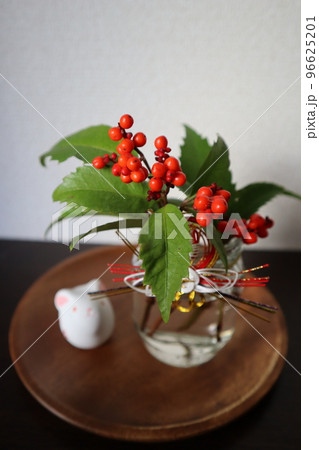 お正月花の千両とウサギ お正月花の千両とウサギ 96625201