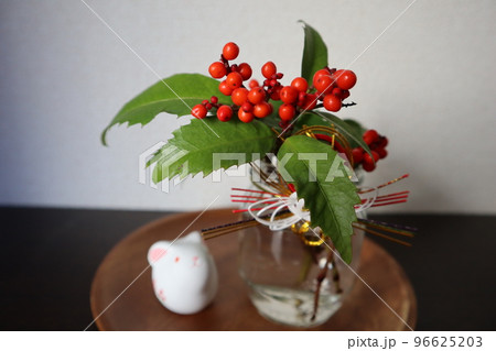 玄関にお正月花を飾る 玄関にお正月花を飾る 96625203