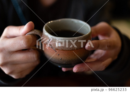 ホットコーヒーを飲む 96625233