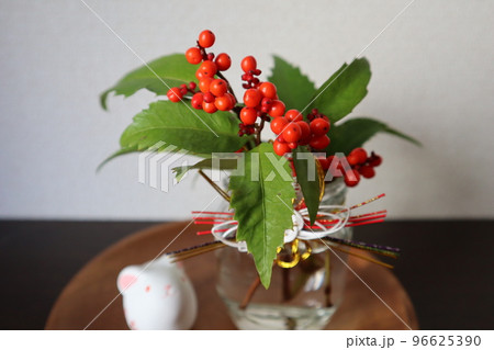 お正月花の千両とウサギ 96625390