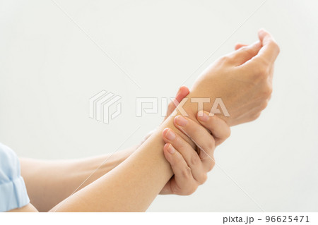 関節の痛みを感じる女性 96625471
