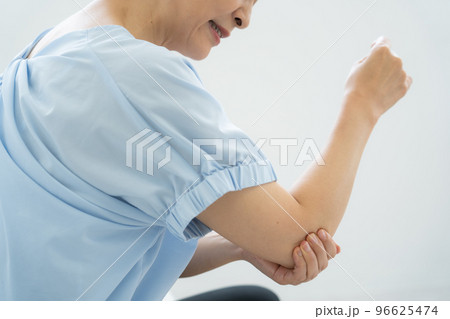 関節の痛みを感じる女性 96625474