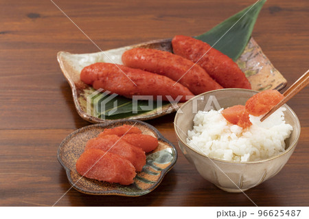 ご飯の上に乗せた辛子明太子 96625487