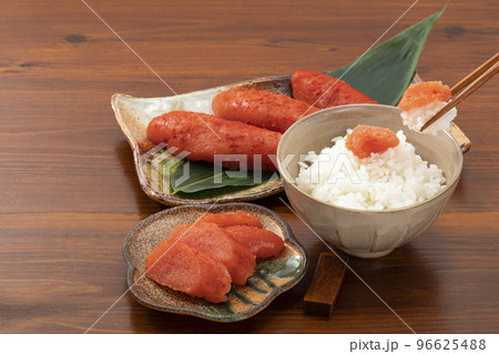 ご飯の上に乗せた辛子明太子 ご飯の上に乗せた辛子明太子 96625488