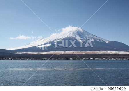 山中湖長池公園の流氷と冬の富士山 96625609