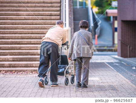 日本の横浜都市景観　高齢化社会＝横浜市内で 96625687