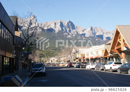 Canmoreのメインストレート 96625826