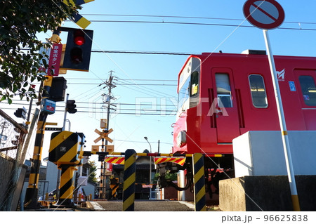常滑市大野町駅の近くで名鉄電車が通過する様子 96625838