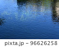 忍野八海の池の水面 96626258