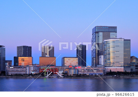 夕焼け映える豊洲のビル群 夕焼け映える豊洲のビル群 96626615