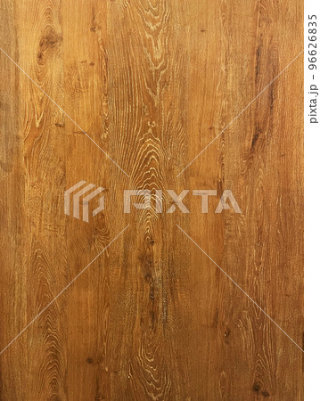 茶褐色の木目が使いこまれて古い風合いなった板壁の縦長の背景画像 96626835