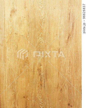 薄茶色の木目が使いこまれて古い風合いなった板壁の縦長の背景画像 96626837