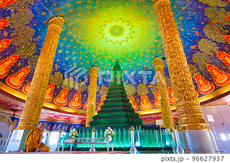 神秘的な天井画があるワットパクナム　タイ・バンコク 96627937