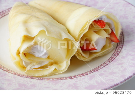 苺クレープ　スイーツ 96628470