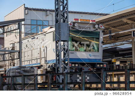 小田急線　伊勢原駅とレール削正車 96628954