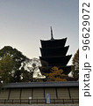 夕方の五重塔 96629072