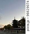 夕方の五重塔 96629074