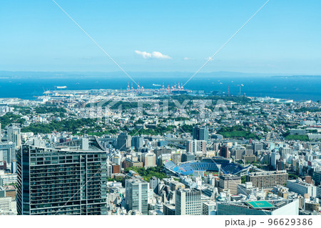 【神奈川県】晴天の横浜都市風景 96629386