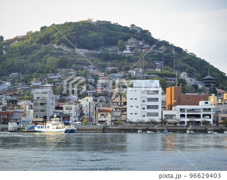 広島県　渡船と尾道の町並み　10月 96629403