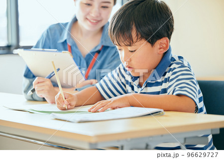 若い塾講師と小学生の男の子 若い塾講師と小学生の男の子 96629727