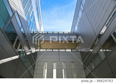 ビルと青空のイメージ 96629763