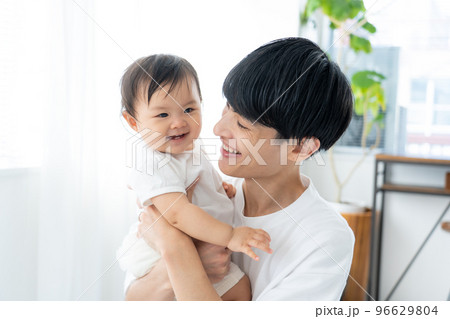 赤ちゃんを抱える若いパパ 96629804