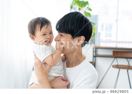 赤ちゃんを抱える若いパパ 赤ちゃんを抱える若いパパ 96629805