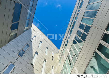 ビルと青空のイメージ 96629988