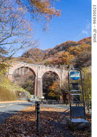 「群馬県」めがね橋の紅葉（碓氷峠） 96630023