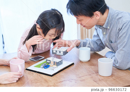 戸建の模型を見ながら話し合う家族 戸建の模型を見ながら話し合う家族 96630172