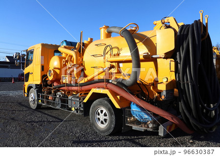 青空をバックにして停まっている高圧洗浄車 青空をバックにして停まっている高圧洗浄車 96630387