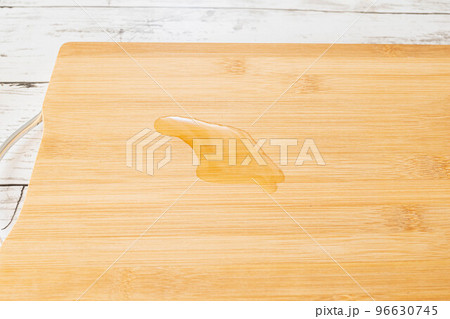 お手入れ　竹のまな板に油を垂らす 96630745