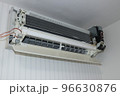 高圧洗浄機で内部までカビや汚れを落とし終えたエアコン 96630876