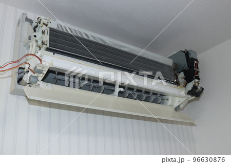 高圧洗浄機で内部までカビや汚れを落とし終えたエアコン 96630876