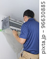 エアコンを洗浄するハウスクリーニングの作業員 96630885