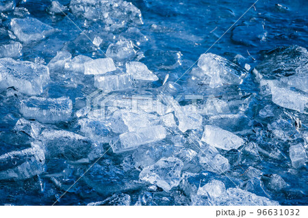 割れて浮き上がる湖面の氷 96631032