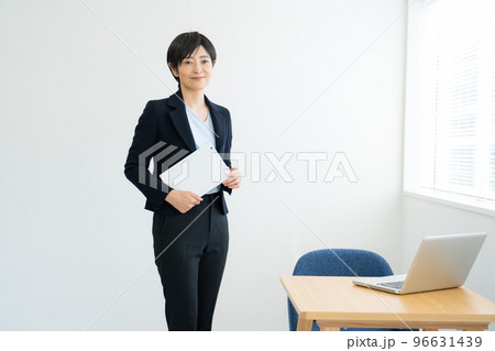 ビジネスウーマン　デスクワーク 96631439