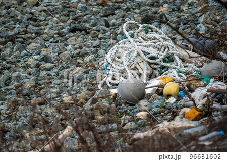 海岸に流れ着いた漂流物 海岸に流れ着いた漂流物 96631602