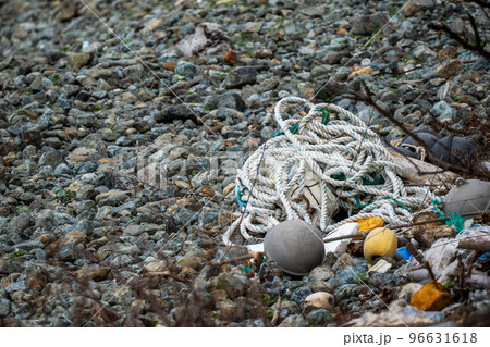 海岸に流れ着いた漂流物 96631618