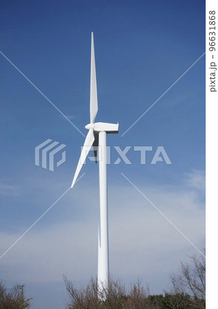 青空に映える風力発電の風車 96631868