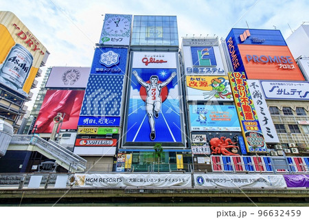 大阪府 道頓堀に架かる戎橋と巨大ネオンサインの写真素材 [96632459 
