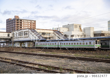 室蘭本線苫小牧駅に停車中のキハ143形 室蘭本線苫小牧駅に停車中のキハ143形 96632477