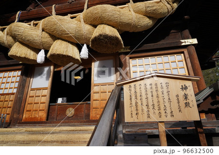 諏訪大社（下社）には本殿がありません。代わりに春宮ではスギの古木を、ご神木としています。 96632500