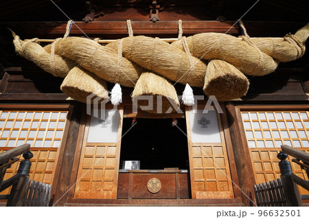 諏訪大社（下社）には本殿がありません。代わりに春宮ではスギの古木を、ご神木としています。 96632501