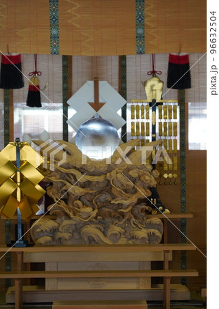 諏訪大社(下社)には本殿がありません。代わりに春宮ではスギの古木を、ご神木としています。 諏訪大社(下社)には本殿がありません。代わりに春宮ではスギの古木を、ご神木としています。 96632504