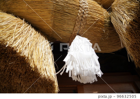 諏訪大社（下社）には本殿がありません。代わりに春宮ではスギの古木を、ご神木としています。 96632505