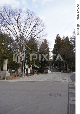 諏訪大社(下社)には本殿がありません。代わりに春宮ではスギの古木を、ご神木としています。 諏訪大社(下社)には本殿がありません。代わりに春宮ではスギの古木を、ご神木としています。 96632528