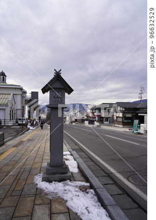 諏訪大社（下社）には本殿がありません。代わりに春宮ではスギの古木を、ご神木としています。 96632529