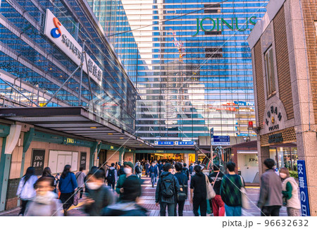 日本の横浜都市景観　交番の日。BQ.1.1…コロナ禍だが横浜駅前には多くの人出＝11月27日 96632632